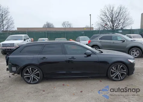 2021 Volvo V90 T6 R-Design z USA, uszkodzony, nr VIN YV1A22VM8M1165603